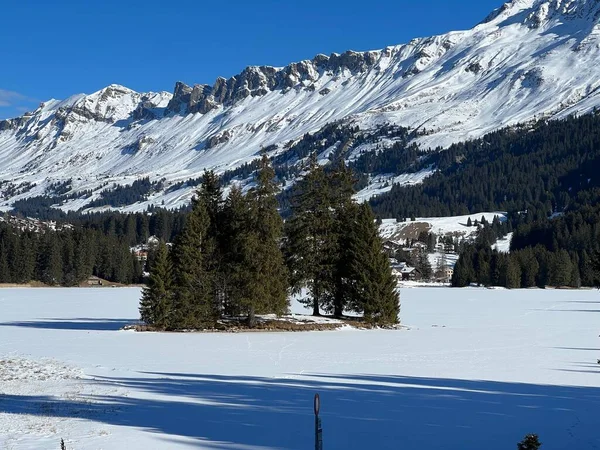 Typowa Idylla Zimowa Zamarzniętym Pokrytym Śniegiem Alpejskim Jeziorze Heidsee Igl — Zdjęcie stockowe