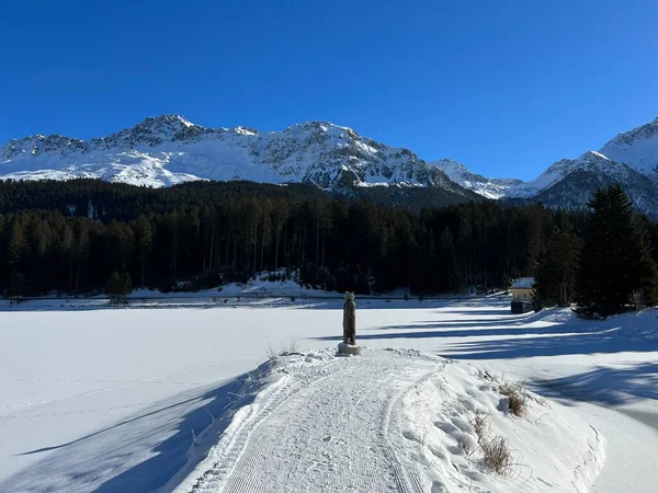 Idilio Típico Invierno Lago Alpino Congelado Cubierto Nieve Heidsee Igl — Foto de Stock