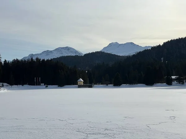 Idilio Típico Invierno Lago Alpino Congelado Cubierto Nieve Heidsee Igl —  Fotos de Stock