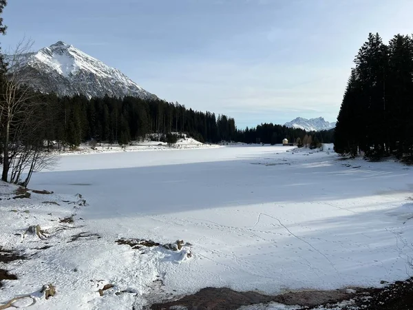 stock image A typical winter idyll on the frozen and snow-covered alpine lake Heidsee (Igl Lai See) in the Swiss winter resorts of Valbella and Lenzerheide - Canton of Grisons, Switzerland / Schweiz