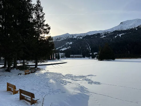 İsviçre 'nin Valbella ve Lenzerheide tatil beldelerindeki Heidsee (Igl Lai See) donmuş ve karla kaplı alp gölü üzerinde tipik bir kış manzarası - İsviçre / Schweiz Kantonu