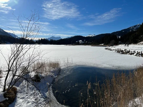 Idílio Típico Inverno Lago Alpino Congelado Coberto Neve Heidsee Igl — Fotografia de Stock