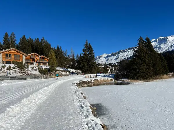瑞士冬季度假胜地Valbella和Lenzerheide 瑞士Grisons州 Schweiz 的一个冬季体育越野滑雪道 环绕冻结的高山Heidsee湖 Igl Lai湖 — 图库照片