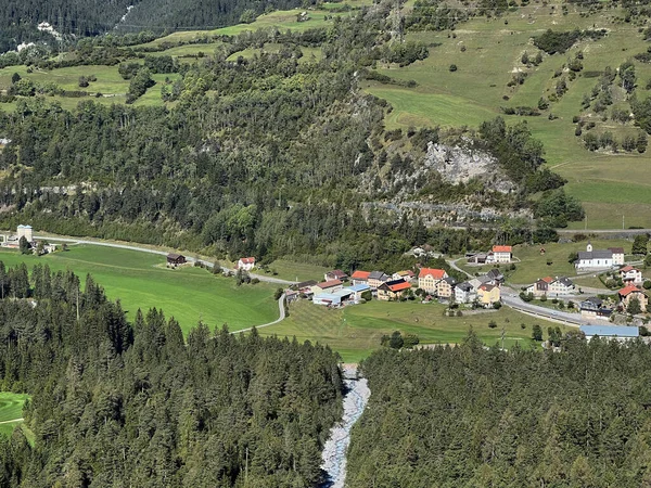 Albula川のほとりの渓谷の底にあるAlvaneu Bad Alvagni Bogn の高山の村 Canton Grisons Switzerland Kanton Graubuenden — ストック写真