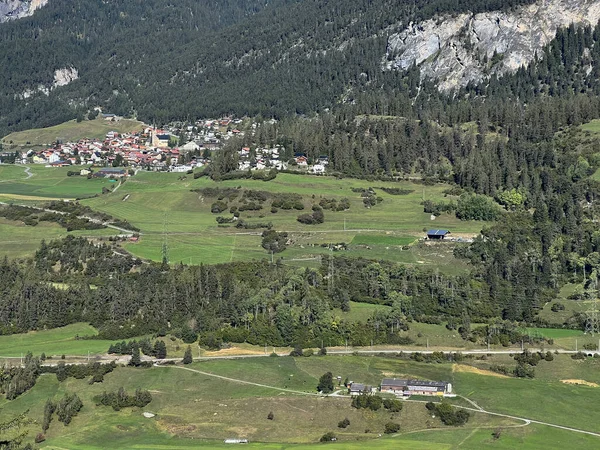 Альпійське Сільськогосподарське Селище Алване Дорф Alvagni Vitg Мальовничій Долині Річки — стокове фото