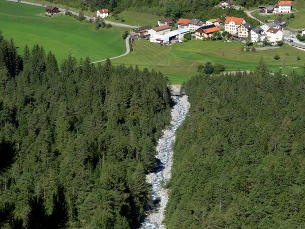 アルブラ川またはアルヴラ川の合流点前のアルパイン川Schaftobelbach Schaftobelクリーク の下の部分 スイス グリソンのカントン Kanton Graubuenden Sweiz — ストック写真