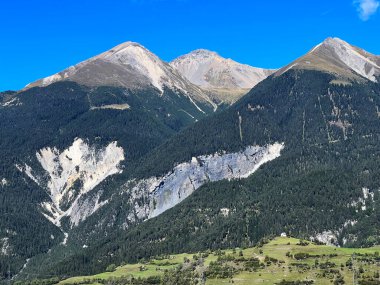 Piz Linard (2767 m), Lenzerhorn (2906 m) ve Piz Mulain (2627 m) Albula veya Alvra Kantonu (Kanton Graubuenden, Schweiz)