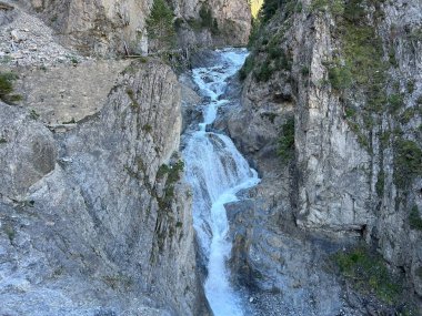 Albula ya da Alvra nehir vadisi üzerindeki Schaftobelfall Şelalesi (Schaftobelfall oder Schaftobelbach Wasserfall) - İsviçre 'nin Grisonlar Kantonu (Schweiz)