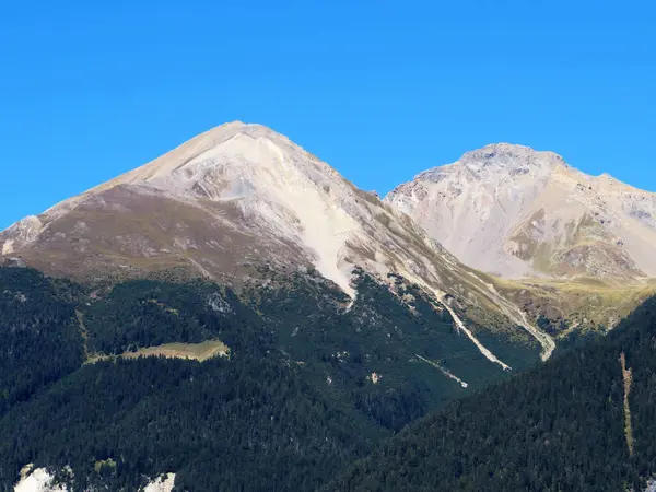 瑞士格劳森州Albula或Alvra Kanton Graubuenden Schweiz 上方的高瑞士高山峰Piz Linard 2767米 和Lenzerhorn 2906米 — 图库照片