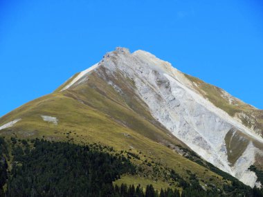 Yüksek İsviçre alp zirvesi (2627 m) Alvaneu Bad (Alvagni Bogn) ve Albula ya da Alvra Kantonu - İsviçre (Kanton Graubuenden, Schweiz)