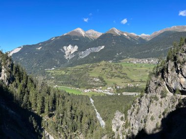 Albula ya da Alvra nehrinin manzaralı vadisine doğru Alvaneu Bad (Alvagni Bogn) - İsviçre 'nin Grisonlar Kantonu (Schweiz)