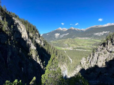 Albula ya da Alvra nehrinin manzaralı vadisine doğru Alvaneu Bad (Alvagni Bogn) - İsviçre 'nin Grisonlar Kantonu (Schweiz)