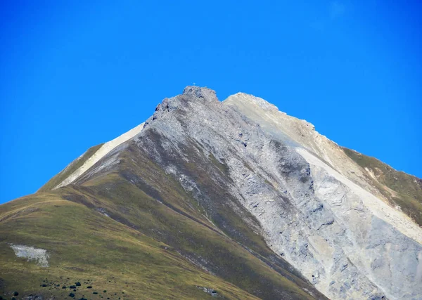 Höga Schweiziska Alpina Toppen Piz Mulain 2627 Ovanför Turist Jordbruksbyn — Stockfoto
