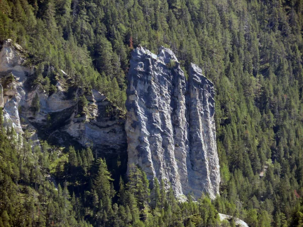 Eine Wunderschöne Steile Felsspitze Crap Furo Über Dem Fluss Albula — Stockfoto