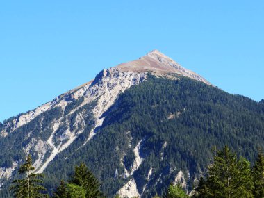 İsviçre 'nin yüksek alp zirvesi Muchetta (2623 m) Alvaneu Bad (Alvagni Bogn) ve Albula ya da Alvra - Kanton of Grisons, İsviçre (Kanton Graubuenden, Schweiz) üzerinde yer alır.)
