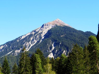 İsviçre 'nin yüksek alp zirvesi Muchetta (2623 m) Alvaneu Bad (Alvagni Bogn) ve Albula ya da Alvra - Kanton of Grisons, İsviçre (Kanton Graubuenden, Schweiz) üzerinde yer alır.)