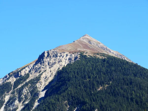 観光農業村アルバネウ バート Alvagni Bogn とアルブラ川の上の高いスイスの高山のピークムチェッタ 2623 スイスのグリソンのカントン Kann Graubuenden Sweiz — ストック写真