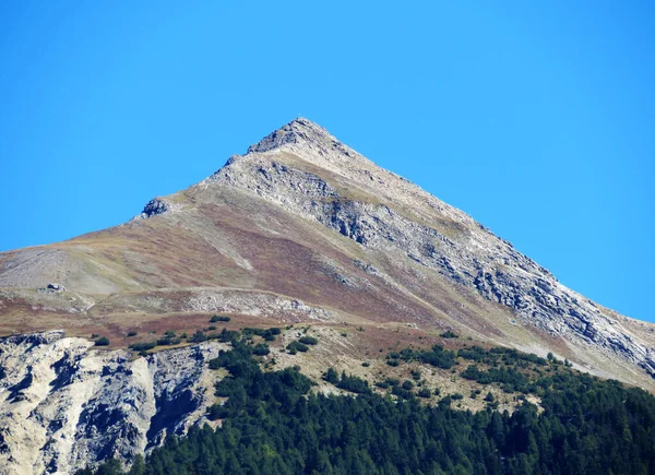 観光農業村アルバネウ バート Alvagni Bogn とアルブラ川の上の高いスイスの高山のピークムチェッタ 2623 スイスのグリソンのカントン Kann Graubuenden Sweiz — ストック写真