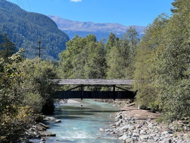 Albula Nehri üzerindeki geleneksel ahşap köprü veya Alvra Nehri üzerindeki tahta yaya köprüsü (Gedeckte Holzbruecke ueber die Albula Fluss) - İsviçre (Schweiz)