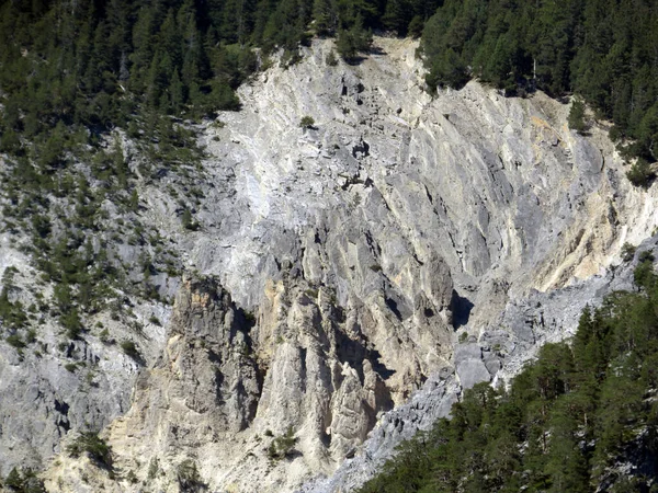 Крутые Скалы Последствия Эрозии Склонах Альпийских Каньонов Над Живописной Альпийской — стоковое фото