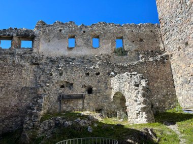 Belfort Harabeleri veya Belfort Şatosu (Burg Belfort oder Burgruine Belfort) Albula, Alvra, Surava - Kanton of Grisons, İsviçre (Kanton Graubuenden, Schweiz)