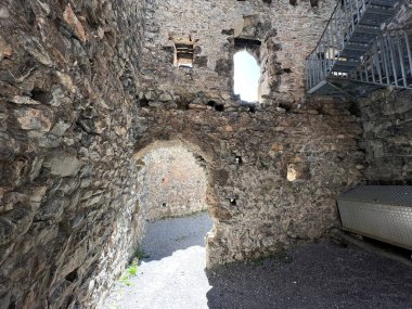 Belfort Harabeleri veya Belfort Şatosu (Burg Belfort oder Burgruine Belfort) Albula, Alvra, Surava - Kanton of Grisons, İsviçre (Kanton Graubuenden, Schweiz)