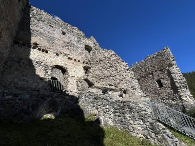 Belfort Harabeleri veya Belfort Şatosu (Burg Belfort oder Burgruine Belfort) Albula, Alvra, Surava - Kanton of Grisons, İsviçre (Kanton Graubuenden, Schweiz)