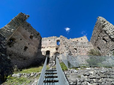 Belfort Harabeleri veya Belfort Şatosu (Burg Belfort oder Burgruine Belfort) Albula, Alvra, Surava - Kanton of Grisons, İsviçre (Kanton Graubuenden, Schweiz)