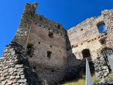 Belfort Harabeleri veya Belfort Şatosu (Burg Belfort oder Burgruine Belfort) Albula, Alvra, Surava - Kanton of Grisons, İsviçre (Kanton Graubuenden, Schweiz)