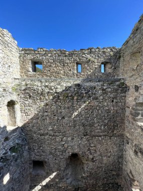 Belfort Harabeleri veya Belfort Şatosu (Burg Belfort oder Burgruine Belfort) Albula, Alvra, Surava - Kanton of Grisons, İsviçre (Kanton Graubuenden, Schweiz)