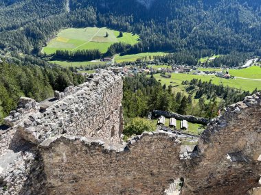 Belfort Harabeleri veya Belfort Şatosu (Burg Belfort oder Burgruine Belfort) Albula, Alvra, Surava - Kanton of Grisons, İsviçre (Kanton Graubuenden, Schweiz)