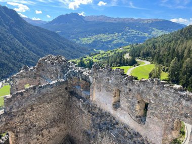 Belfort Harabeleri veya Belfort Şatosu (Burg Belfort oder Burgruine Belfort) Albula, Alvra, Surava - Kanton of Grisons, İsviçre (Kanton Graubuenden, Schweiz)