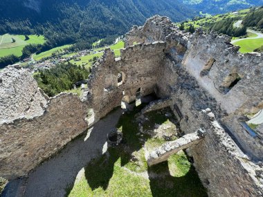 Belfort Harabeleri veya Belfort Şatosu (Burg Belfort oder Burgruine Belfort) Albula, Alvra, Surava - Kanton of Grisons, İsviçre (Kanton Graubuenden, Schweiz)