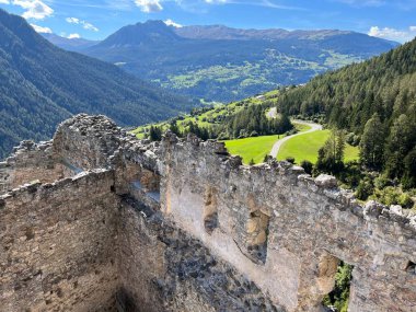 Belfort Harabeleri veya Belfort Şatosu (Burg Belfort oder Burgruine Belfort) Albula, Alvra, Surava - Kanton of Grisons, İsviçre (Kanton Graubuenden, Schweiz)
