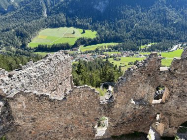 Belfort Harabeleri veya Belfort Şatosu (Burg Belfort oder Burgruine Belfort) Albula, Alvra, Surava - Kanton of Grisons, İsviçre (Kanton Graubuenden, Schweiz)