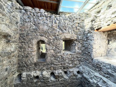 Belfort Harabeleri veya Belfort Şatosu (Burg Belfort oder Burgruine Belfort) Albula, Alvra, Surava - Kanton of Grisons, İsviçre (Kanton Graubuenden, Schweiz)