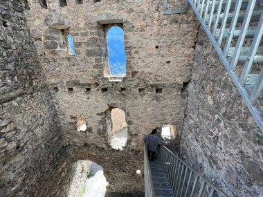 Belfort Harabeleri veya Belfort Şatosu (Burg Belfort oder Burgruine Belfort) Albula, Alvra, Surava - Kanton of Grisons, İsviçre (Kanton Graubuenden, Schweiz)