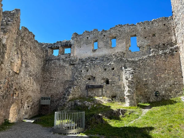 Belfort Harabeleri veya Belfort Şatosu (Burg Belfort oder Burgruine Belfort) Albula, Alvra, Surava - Kanton of Grisons, İsviçre (Kanton Graubuenden, Schweiz)