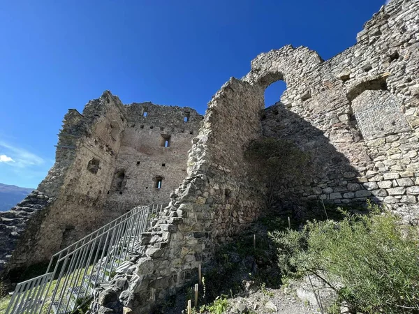 Belfort Harabeleri veya Belfort Şatosu (Burg Belfort oder Burgruine Belfort) Albula, Alvra, Surava - Kanton of Grisons, İsviçre (Kanton Graubuenden, Schweiz)