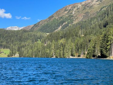 İsviçre 'nin ünlü Davos Gölü Alpler' in gölü Davos Gölü (Davosersee Oder Davoser See), Davos Dorf - Kanton of Grisons, İsviçre (Kanton Graubuenden, Schweiz)