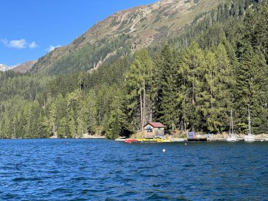 İsviçre 'nin ünlü Davos Gölü Alpler' in gölü Davos Gölü (Davosersee Oder Davoser See), Davos Dorf - Kanton of Grisons, İsviçre (Kanton Graubuenden, Schweiz)