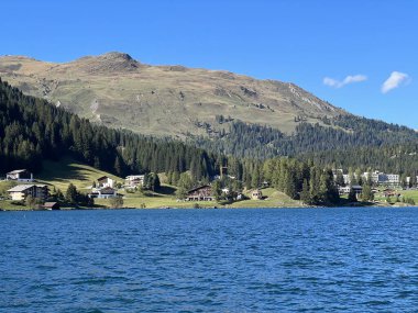 İsviçre 'nin ünlü Davos Gölü Alpler' in gölü Davos Gölü (Davosersee Oder Davoser See), Davos Dorf - Kanton of Grisons, İsviçre (Kanton Graubuenden, Schweiz)