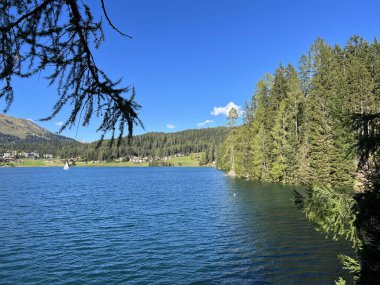 İsviçre 'nin ünlü Davos Gölü Alpler' in gölü Davos Gölü (Davosersee Oder Davoser See), Davos Dorf - Kanton of Grisons, İsviçre (Kanton Graubuenden, Schweiz)