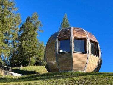 Alp gölü kıyısında saunası olan büyük bir ahşap top ya da glamping bungalov şeklinde özel bir konaklama birimi, Davos Dorf - İsviçre Grisons Kantonu (Kanton Graubuenden, Schweiz)