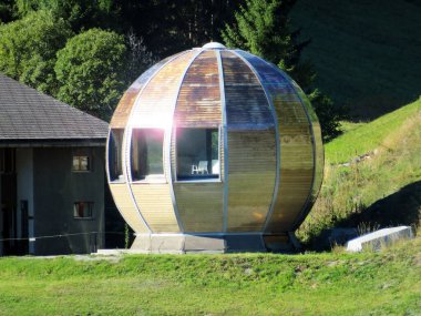 Alp gölü kıyısında saunası olan büyük bir ahşap top ya da glamping bungalov şeklinde özel bir konaklama birimi, Davos Dorf - İsviçre Grisons Kantonu (Kanton Graubuenden, Schweiz)