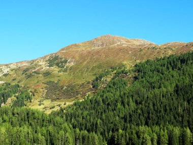 Yüksek İsviçre alp zirvesi Hureli (Huereli, 2444 m) turizm ve spor dağı Davos veya Davosersee 'nin üzerinde, Davos Dorf - Grisons Kantonu, İsviçre (Kanton Graubuenden, Schweiz))