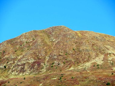 Yüksek İsviçre alp zirvesi Hureli (Huereli, 2444 m) turizm ve spor dağı Davos veya Davosersee 'nin üzerinde, Davos Dorf - Grisons Kantonu, İsviçre (Kanton Graubuenden, Schweiz))