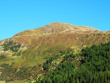 Yüksek İsviçre alp zirvesi Hureli (Huereli, 2444 m) turizm ve spor dağı Davos veya Davosersee 'nin üzerinde, Davos Dorf - Grisons Kantonu, İsviçre (Kanton Graubuenden, Schweiz))
