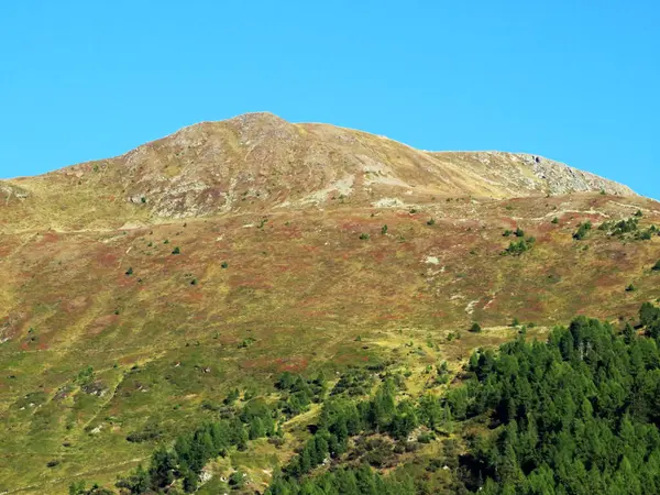 Yüksek İsviçre alp zirvesi Hureli (Huereli, 2444 m) turizm ve spor dağı Davos veya Davosersee 'nin üzerinde, Davos Dorf - Grisons Kantonu, İsviçre (Kanton Graubuenden, Schweiz))