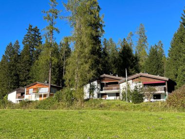 İsviçre 'de dağlık tatil evleri, dağ villaları ve Davos dağı veya Davosersee, Davos Dorf - Kanton of Grisons, İsviçre (Kanton Graubuenden, Schweiz)